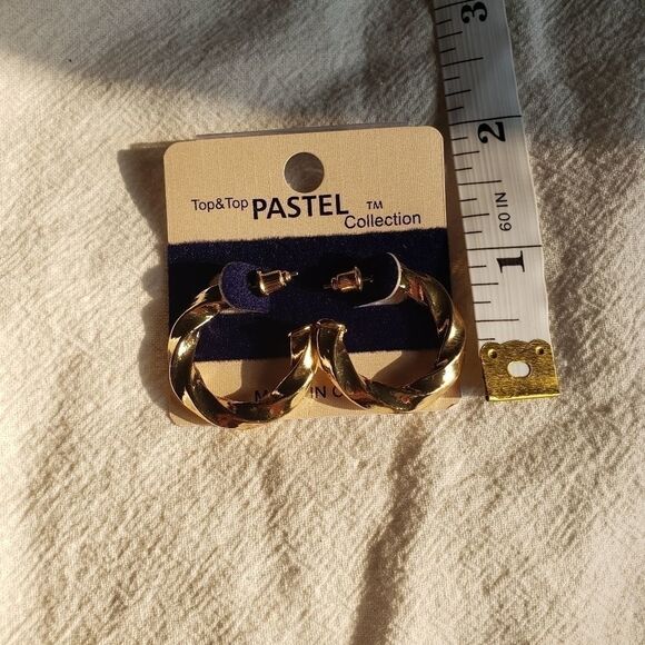 𝅺small gold twisted Hoop Earrings - Picture 2 of 3